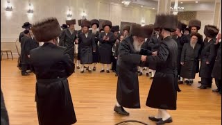 Woodridge Rav R’ Yitzchok Lebowitz Dances Mitzvah Tentz at His Grandchild’s Wedding | מצוה טאנץ